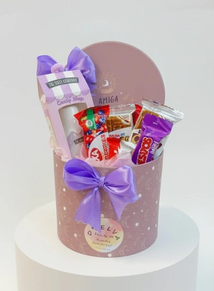 Regalo para amiga con perfume y chocolates fondo blanco