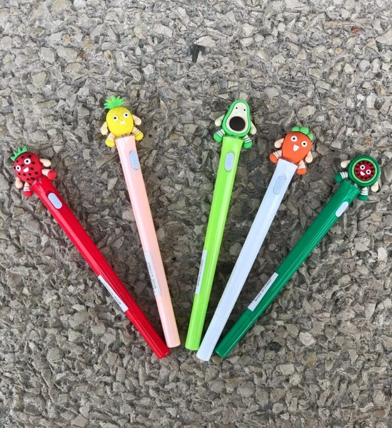 Bolígrafos de diferentes diseños de frutas con luz