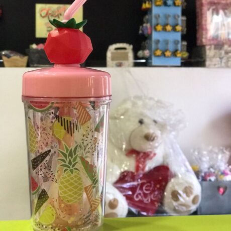 Botella de plástico con fruta