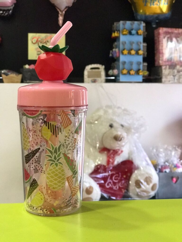 Botella de plástico con fruta