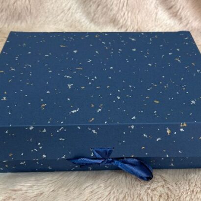 Elegante Caja de Regalo con Lazo de Satén
