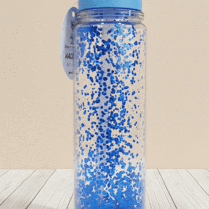 botella transparente con purpurina azul